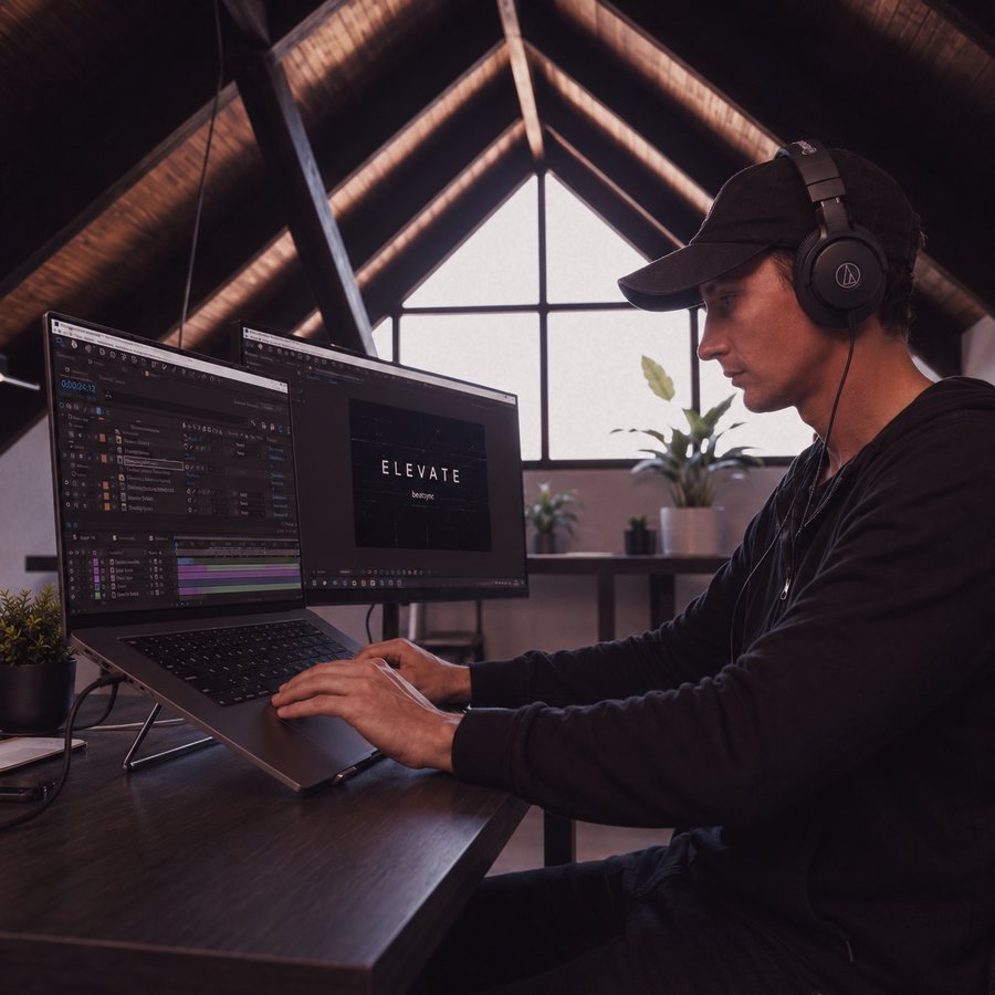 Kevin Astudillo trabajando en su estación de edición
